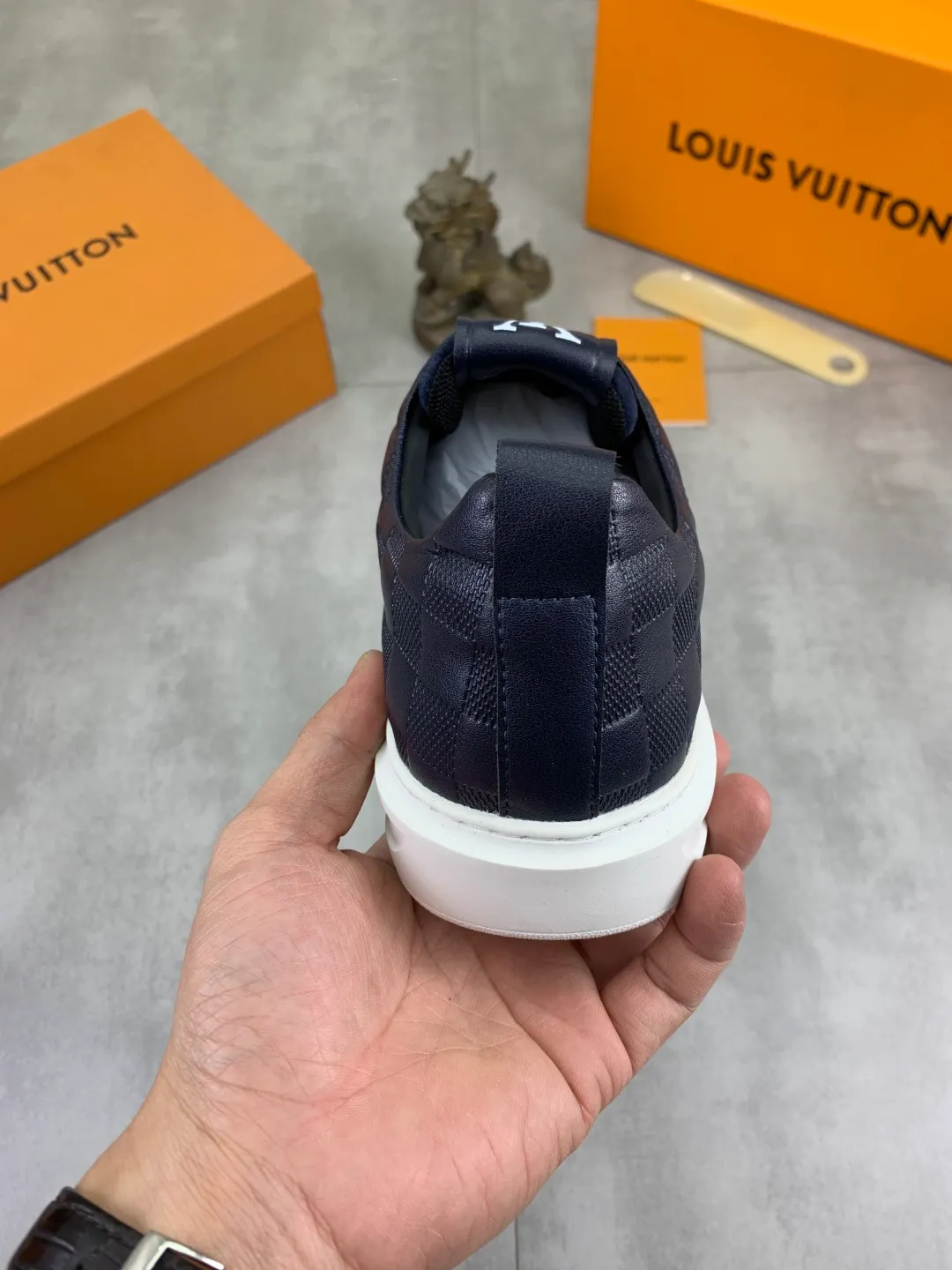 Men's men's shoes P440💰【Real price】Yangli🆘 💭💭New model launched【LOUlS VUlTTON】Louis Vuitton's new low-top men's shoes, high quality, support inspection! This style comes from Italy, very energetic and creative, giving people a comfortable and atmospheric visual impact❗Synchronization, the upper is made of silk calfskin with the original LV, imported soft sheepskin lining🐑Purely hand-stitched; LV original rubber outsole 4️⃣colors available Code number: 38~44